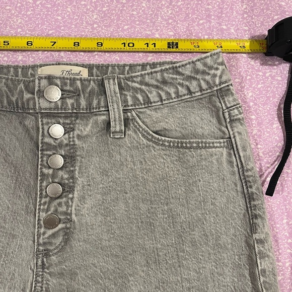 Gray High-Waisted Universal Thread Jean Shorts with Frayed Hem - Picture 5 of 10